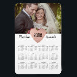 Newlyweds bröllopsförmån 2019 Kalenderfoto Magnet<br><div class="desc">Photo Calendar-magnet med namn och ett guld hjärta. Underbar för nylweds jul och för bröllopsförmån.</div>
