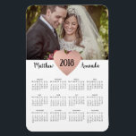 Newlyweds bröllopsförmån 2019 Kalenderfoto Magnet<br><div class="desc">Photo Calendar-magnet med namn och ett guld hjärta. Underbar för nylweds jul och för bröllopsförmån.</div>