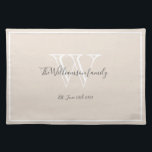 Newlyweds Gift Monogram Namn Script Rustic Chic Bordstablett<br><div class="desc">Bröllop Gift, Newlyweds Gift Modern Monogram Personlig Family Namn Script Rustic Chic Trasa Bordstablett. Personligens vita monogramdesign med den nya lykta bruden och triomens efternamn och datum, fastställt i grått-bokstäver på rikens krämbakgrund. En unik gåva till nygifta. Snyggt för deras nya liv tillsammans. Även en vacker hemmauppvärmningspåva eller en Förlovningsfest...</div>