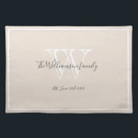 Newlyweds Gift Monogram Namn Script Rustic Chic Bordstablett<br><div class="desc">Bröllop Gift, Newlyweds Gift Modern Monogram Personlig Family Namn Script Rustic Chic Trasa Bordstablett. Personligens vita monogramdesign med den nya lykta bruden och triomens efternamn och datum, fastställt i grått-bokstäver på rikens krämbakgrund. En unik gåva till nygifta. Snyggt för deras nya liv tillsammans. Även en vacker hemmauppvärmningspåva eller en Förlovningsfest...</div>