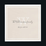 Newlyweds Gift Monogram Script Namn Rustic Papper Pappersservett<br><div class="desc">Newlyweds Gift Monogram Script Namn Rustic Papper Napkins. Endast storlek Luncheon-standard är tillgänglig. Personligens vita monogramdesign med den nya lykta bruden och triomens efternamn och datum, som är tryckt i charkol-grått-bokstäver på en rik gräddbakgrund. En unik gåva till nygifta. Snyggt för deras nya liv tillsammans. Även en vacker hemmauppvärmningspregift. Klicka...</div>