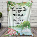 Newlyweds' Honeymoon Blanket med Svanar   Flowers Fleecefilt<br><div class="desc">Underbart bröllop smekmånadsfilt för nylingarna. Utformningen har en vacker lagun med manligt och kvinnligt svanar och landskap med blommor som matchar toppens söta trendig med ett skript som säger "På vår smekmånad". Detta ger en underbar gåva till den nya Mr. och Mrs. eller till dig själv om du är den...</div>