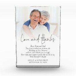 Newlyweds Kärlek och Tackföräldrar Bröllop