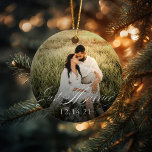 Newlyweds Ny gifta Ornament Bröllop Date Foto<br><div class="desc">"Ny gifta" som torvprydnadsämne för nygifta. Klicka på Anpassa om du vill flytta inslag,  lägga till eller ändra typsnitt,  färg storlekt och plats. Du kan också ta bort det grått-datum under det vita som fungerar som en skugga för läsbarhet.</div>