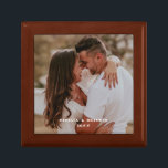 Newlyweds Photo Wooden Jewelry Keepsakbox Minnesask<br><div class="desc">Anpassa den här presentrutan med foto och namn. Gör en underbar presentidé för nylingarna,  ny gifta,  årsdagen och mycket mer.</div>