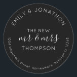 Newlyweds Return Namn Adress Black Runt Klistermärke<br><div class="desc">En helt typografisk anpassade i klassiskt svart med vit text med namn böjd över och returadressen böjd nedanför och text i mitten New Mr och Mrs och ditt gifta namn. All text kan vara enkel personlig. Du kan också ändra bakgrund och färg så att det stämmer överens med ditt bröllop-tema...</div>