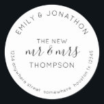 Newlyweds Return Namn Adress Black White Runt Klistermärke<br><div class="desc">Ett modernt, helt typografiskt anpassade med namn böjd ovanför och returadressen böjd nedanför och text i mitten, New Mr och Mrs och ditt gifta namn i svart på vit bakgrund. All text kan vara enkel personlig. Du kan också ändra bakgrund och färg så att det stämmer överens med ditt bröllop-tema...</div>