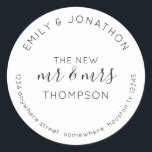 Newlyweds Return Namn Adress Black White Runt Klistermärke<br><div class="desc">Ett modernt, helt typografiskt anpassade med namn böjd ovanför och returadressen böjd nedanför och text i mitten, New Mr och Mrs och ditt gifta namn i svart på vit bakgrund. All text kan vara enkel personlig. Du kan också ändra bakgrund och färg så att det stämmer överens med ditt bröllop-tema...</div>
