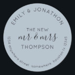 Newlyweds Return Namn Adress Dusty Blue Runt Klistermärke<br><div class="desc">Ett modernt, helt typografiskt anpassade med din namn kurvformad ovanför och din returadress böjd nedanför och text i mitten, New Mr och Mrs och ditt gifta namn på en dammig blå bakgrund. All text kan vara enkel personlig. Du kan också ändra bakgrund och färg så att det stämmer överens med...</div>