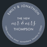 Newlyweds Return Namn Adress Dusty Navy Blue Runt Klistermärke<br><div class="desc">Newlyweds Return Adress Dusty Navy Blue> Ett modernt, fullständigt anpassade, typografiskt mönster med namn böjd ovanför och din returadress böjd nedanför och text i mitten, New Mr och Mrs och ditt gifta namn på en dammig marin blå bakgrund. All text kan vara enkel personlig. Du kan också ändra bakgrund och...</div>