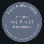 Newlyweds Return Namn Adress Dusty Navy Blue Runt Klistermärke<br><div class="desc">Newlyweds Return Adress Dusty Navy Blue> Ett modernt, fullständigt anpassade, typografiskt mönster med namn böjd ovanför och din returadress böjd nedanför och text i mitten, New Mr och Mrs och ditt gifta namn på en dammig marin blå bakgrund. All text kan vara enkel personlig. Du kan också ändra bakgrund och...</div>