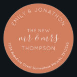Newlyweds Return Namn Adress Terracotta Runt Klistermärke<br><div class="desc">Ett modernt, helt typografiskt anpassade med din namn kurvformad ovanför och din returadress böjd nedanför och text i mitten, New Mr och Mrs. och ditt gifta namn i kräm på en terracotta bakgrund. All text kan vara enkel personlig. Du kan också ändra bakgrund och färg så att det stämmer överens...</div>