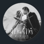 Newlyweds Romantic Modern Personlig Large Clock Stor Klocka<br><div class="desc">Den här snyggten har ditt bästa bröllop-foto,  med elegant,  handskrivet skript,  "mr and Mrs" och en punkt för att lägga till din familj namn. Gör en perfekt till bröllop,  årsdagar osv.</div>