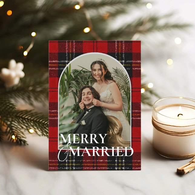 Newlyweds Rustic Modern Plaid Tartan Red Julkort (Skapare uppladdad)