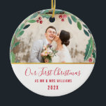 Newlywes första julklappar julgransprydnad keramik<br><div class="desc">Vinterkrans med blad och röda bär. bilderna kan vara personlig och redigerad för storlekare,  placering och text och färger.</div>