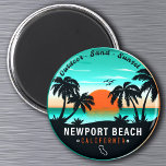 Newport Beach California Retro Sunset Souvenir 80s Magnet<br><div class="desc">Newport Beach California Tropical Retro Sunset-design. Indulge i Newport Beach med vår vintage souvenir,  designad specifikt för semesterfirare i havet. Den här designen påminner om en gammal tid och rymmer lugn och skönhet i täcket,  och fungerar som en fin påminnelse om att du kommer att komma bort från insidan.</div>