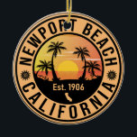 Newport Beach California Vintage Souvenirs Julgransprydnad Keramik<br><div class="desc">Den här Vintagen av Newport Beach från Kalifornien gör en underbar julklapp eller födelsedagspresent till fläkt av Newport Beach State Beach. Rundsommarbesöket är en gåva till perfekten älskare och det tropiska destinationsorten fläkt.</div>