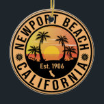 Newport Beach California Vintage Souvenirs Julgransprydnad Keramik<br><div class="desc">Den här Vintagen av Newport Beach från Kalifornien gör en underbar julklapp eller födelsedagspresent till fläkt av Newport Beach State Beach. Rundsommarbesöket är en gåva till perfekten älskare och det tropiska destinationsorten fläkt.</div>