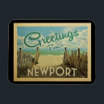Newport Beach Vintage resor Magnet<br><div class="desc">I den här vintagen från Newport finns en sandstrand med vackra turkoshavet vatten och över havet,  ett blå himmel med giftiga vita moln. I vintage resor stil.</div>