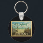 Newport Beach Vintage resor Nyckelring<br><div class="desc">I den här vintagen från Newport finns en sandstrand med vackra turkoshavet vatten och över havet,  ett blå himmel med giftiga vita moln. I vintage resor stil.</div>