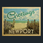 Newport Beach Vintage resor Poster<br><div class="desc">I den här vintagen från Newport finns en sandstrand med vackra turkoshavet vatten och över havet,  ett blå himmel med giftiga vita moln. I vintage resor stil.</div>