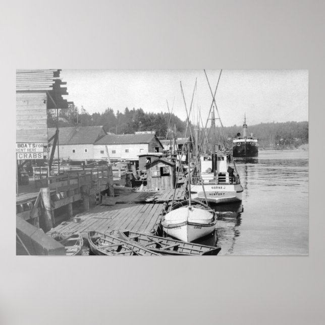 Newport, Oregon Waterfront View of FishBoats Poster (Framsidan)