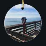 Newport Pier, Newport Beach, Kalifornien<br><div class="desc">Visa när du är på piren i Newport Beach,  Kalifornien. En vacker solig morgon,  få människor på piren med många öppna bänkar och de klassiska synsökarna. Foto taget i november 2022.</div>