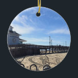 Newport Pier, Newport Beach, Kalifornien Julgransprydnad Keramik<br><div class="desc">Newport Pier i Newport Beach,  Kalifornien. Piren byggdes 1889 och är ett landmärke för Newport Beach. Det är en mycket populär plats för lokala fiskare och har underbara åsikter i alla riktningar! Foto taget i november 2022.</div>