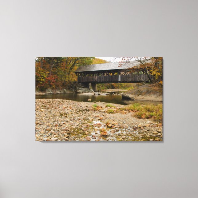 Newry Covered Bridge över flod på hösten Canvastryck (Framsida)