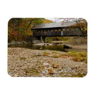 Newry Covered Bridge över flod på hösten Magnet