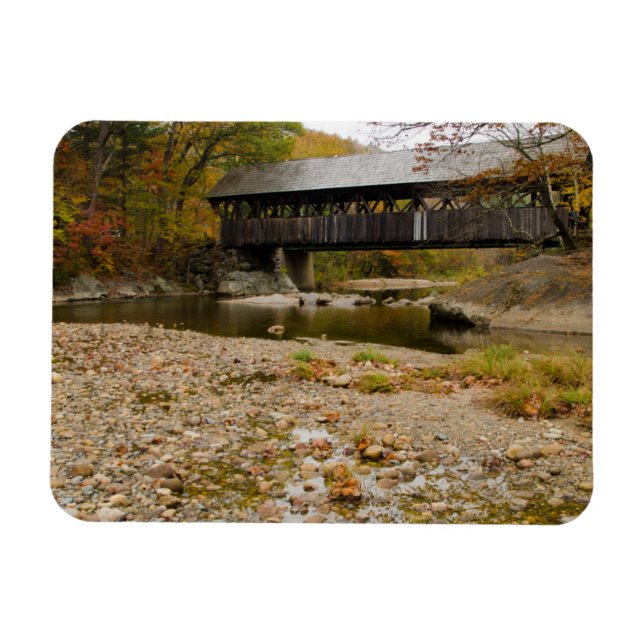 Newry Covered Bridge över flod på hösten Magnet (Horisontell)