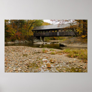 Newry Covered Bridge över floden på hösten Poster