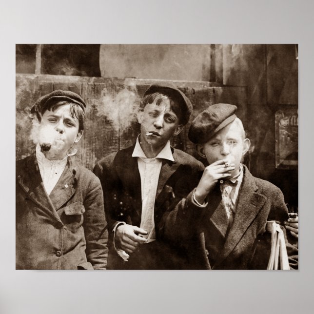 Newsboys Smoking - 1910 Child Labour Photo Poster (Framsidan)