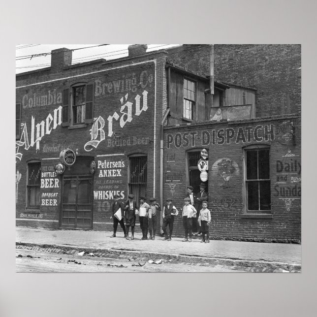 Newsboys Utside a Saloon, 1910. Vintage Photo Poster (Framsidan)
