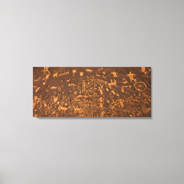 Newspaper Sten är en petroglyf-panel som är inredd Canvastryck (Framsida)