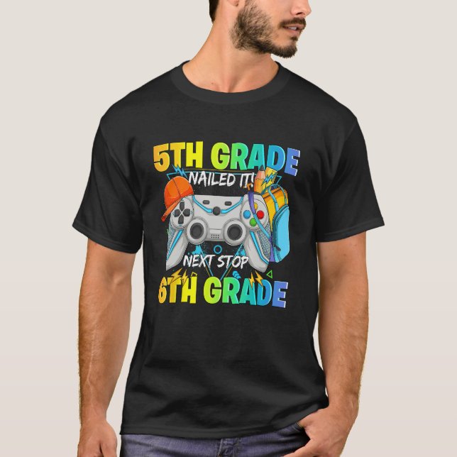 Next stop 6th grade 5th grade nailed it Graduate V T Shirt (Framsida)