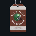 NFL Amerikansk Fotboll Bar Mitzvah Förmånsetikette Presentetikett<br><div class="desc">Bruna, gröna och vita amerikanska fotbollsetiketter för Bar Mitzvah-presenter. Dessa etiketter för Bar Mitzvah-presenter med tema amerikansk fotboll har en brun läderbakgrund med små gropar som ser ut som lädret på en fotboll, ett vitt läderband med små gropar och en grön fotbollsplan som ser ut som gräs. Denna gröna, bruna...</div>