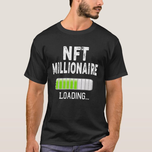 NFT Miljonär Laddar Vänligen Vänta Bitcoin Krypto T Shirt (Framsida)