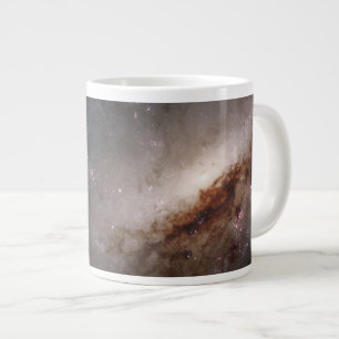 NGC 4258 genomgår intensiv stjärnbildning. Jumbo Mugg