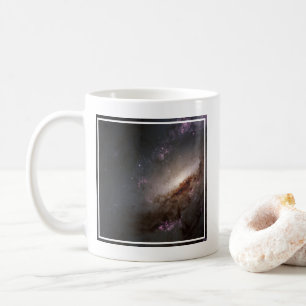 NGC 4258 genomgår intensiv stjärnbildning. Kaffemugg