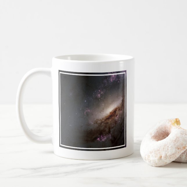 NGC 4258 genomgår intensiv stjärnbildning. Kaffemugg (Med munk)