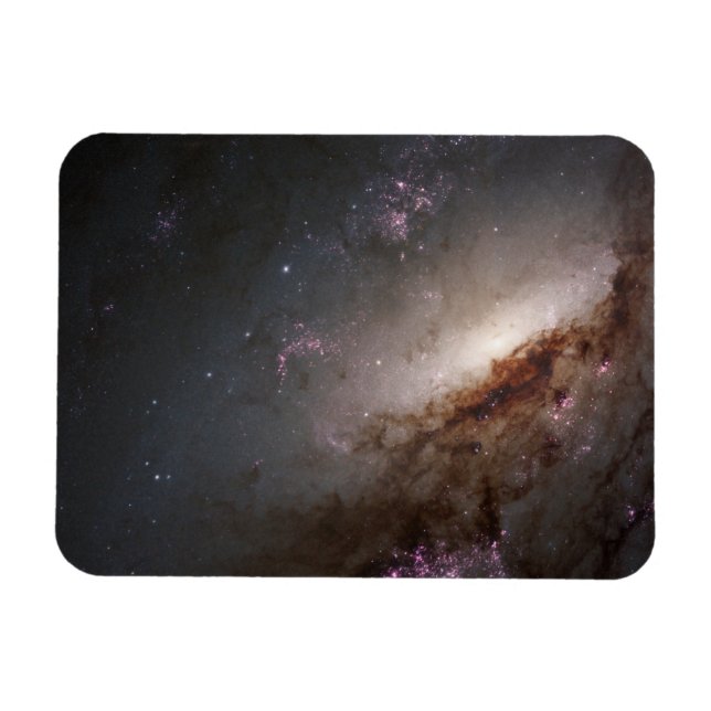 NGC 4258 genomgår intensiv stjärnbildning. Magnet (Horisontell)