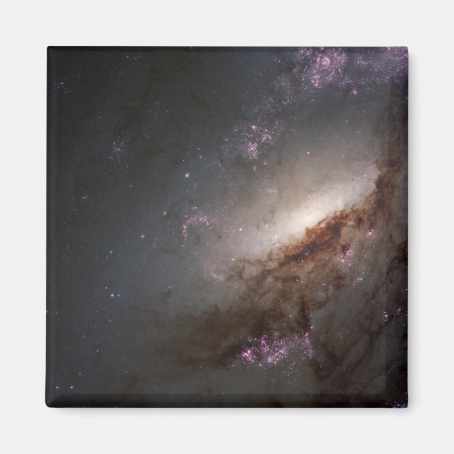 NGC 4258 genomgår intensiv stjärnbildning. Magnet (Framsidan)