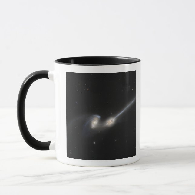 NGC 4676, även känd som Mice Galaxies Mugg (Vänster)