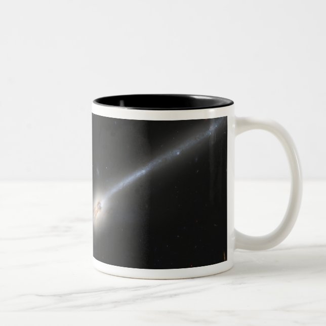 NGC 4676, även känd som Mice Galaxies Två-Tonad Mugg (Höger)
