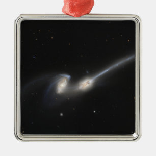 NGC 4676, också som är bekant som musgalaxerna Julgransprydnad Metall