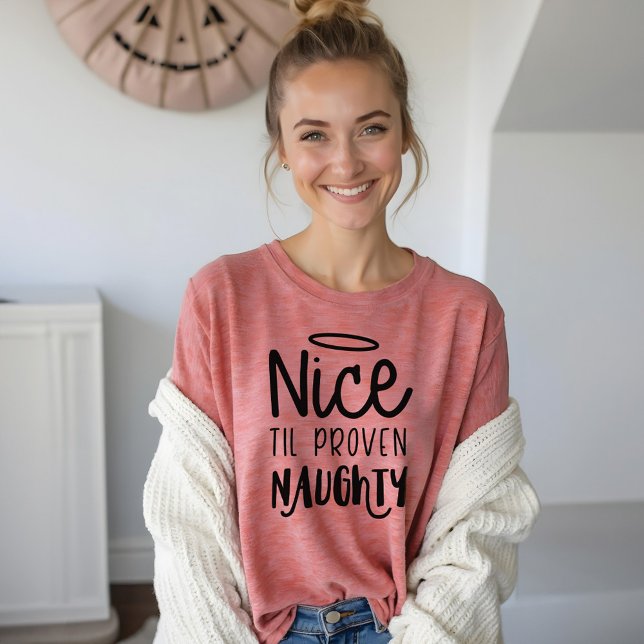 Nice Til Beven Naughty | Roligt Svart text jul T Shirt (Nice Til Proven Naughty | Fun Black text Christmas Tri-Blend Shirt)