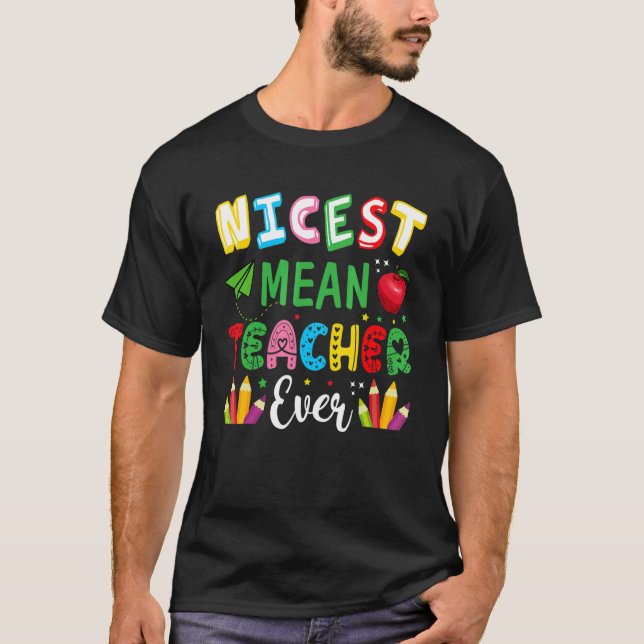 Nicest Elak Teacher - Äntligen färgad pennillärare T Shirt (Framsida)