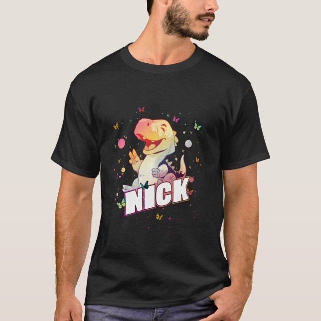 NICK - Cute Boy Namn med söt Dinosaur T Shirt (Framsida)