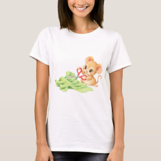 Niedliche Maus schneidet Stoff zu T Shirt